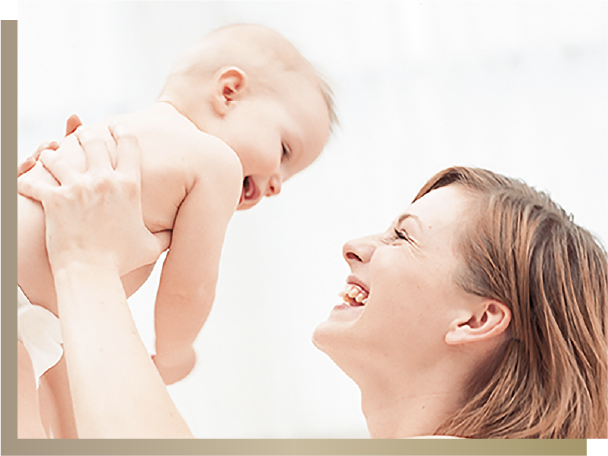 笑顔の赤ちゃんとお母さん